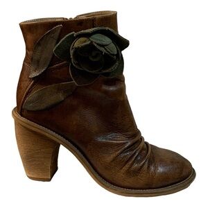 Socofy Distressed Brown Leather Boots with Green Leather 3-D Flower - Size 6 37